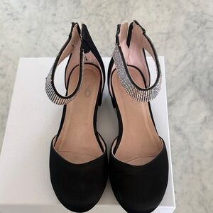 Elegant Black Women's Shoes with Rhinestone Strap